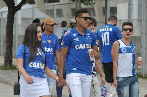 Fotos da torcida do Cruzeiro no primeiro clssico da final do Mineiro, contra o Atltico, no Mineiro