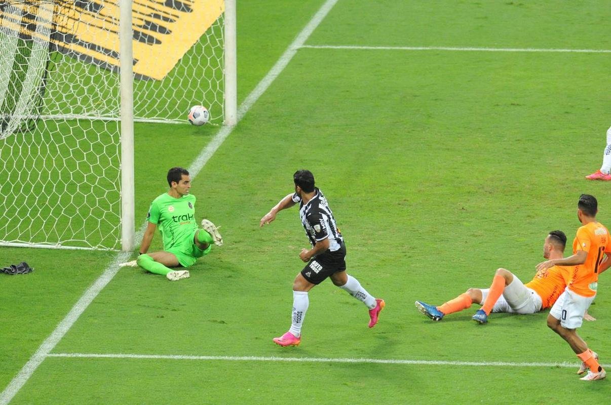 Fotos do gol de Hulk, do Atltico, sobre o La Guaira, no Mineiro, pela Libertadores