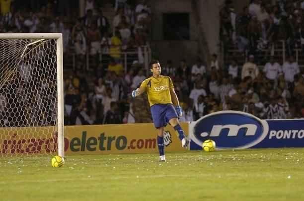 As duas equipes iniciavam a deciso do ttulo mineiro sob certo equilbrio %u2013 a Raposa tinha a vantagem de igualdade em pontos e saldo de gols. O primeiro tempo terminou sem gols, e o Galo, do tcnico Levir Culpi, abriu o placar com der Lus no primeiro minuto da etapa final. Danilinho fez o segundo aos 36min, e Marcinho, o terceiro, aos 46min. Enquanto o goleiro Fbio ainda reclamava de irregularidade nesse gol, de costas para o campo, Vanderlei fechou o placar, praticamente garantindo o ttulo.