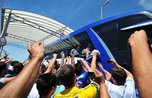 Torcida faz festa em aeroporto para receber o tricampe�o Brasileiro
