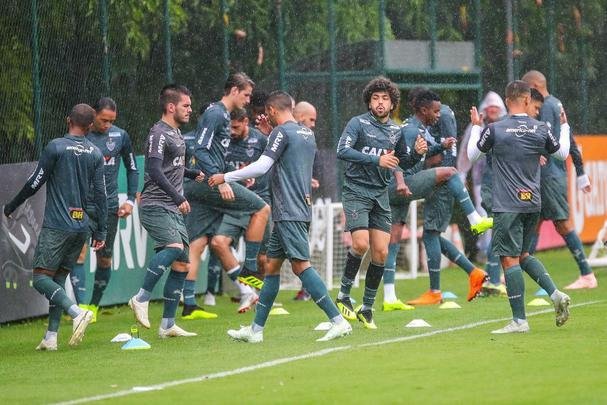 Atltico treinou sob chuva intensa na Cidade do Galo nesta quinta-feira  tarde