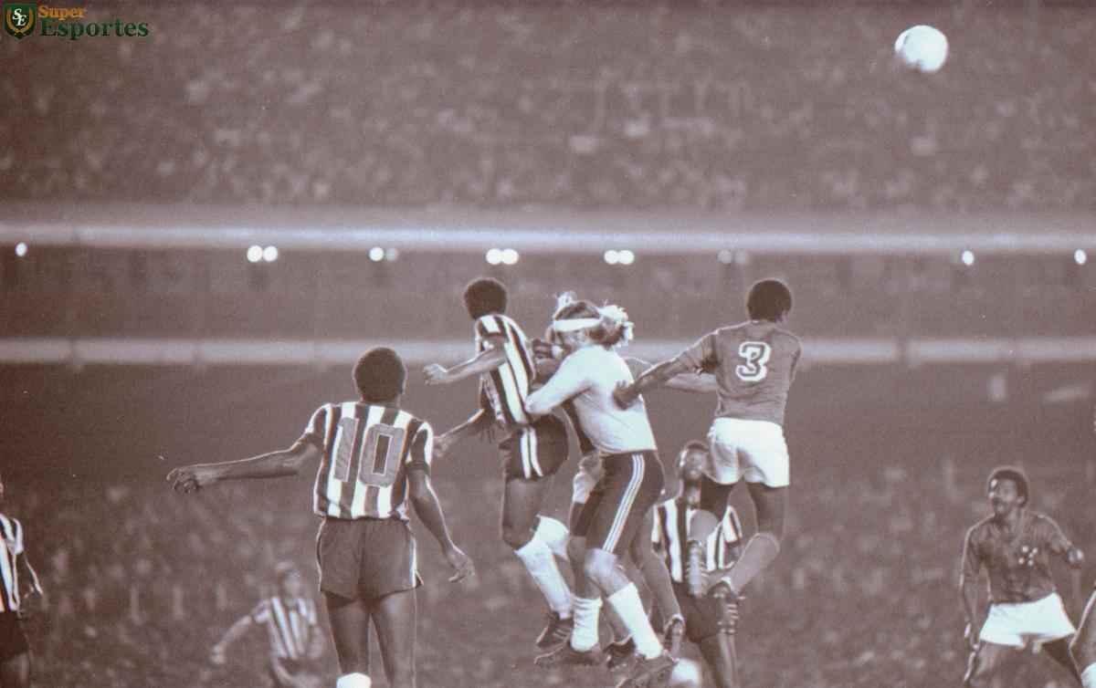 A fase final do Mineiro de 1976 terminou em julho, mas os jogos decisivos foram disputados oito meses depois. Com uma equipe renovada, com Toninho Cerezo, Paulo Isidoro, Marcelo e Reinaldo, o Galo no deu chances para o rival, com veteranos como Piazza, Z Carlos e Dirceu Lopes, e foi campeo invicto. Nas duas partidas decisivas, o placar foi o mesmo. A diferena no segundo jogo foi o belo gol de falta do hoje tcnico Marcelo Oliveira.