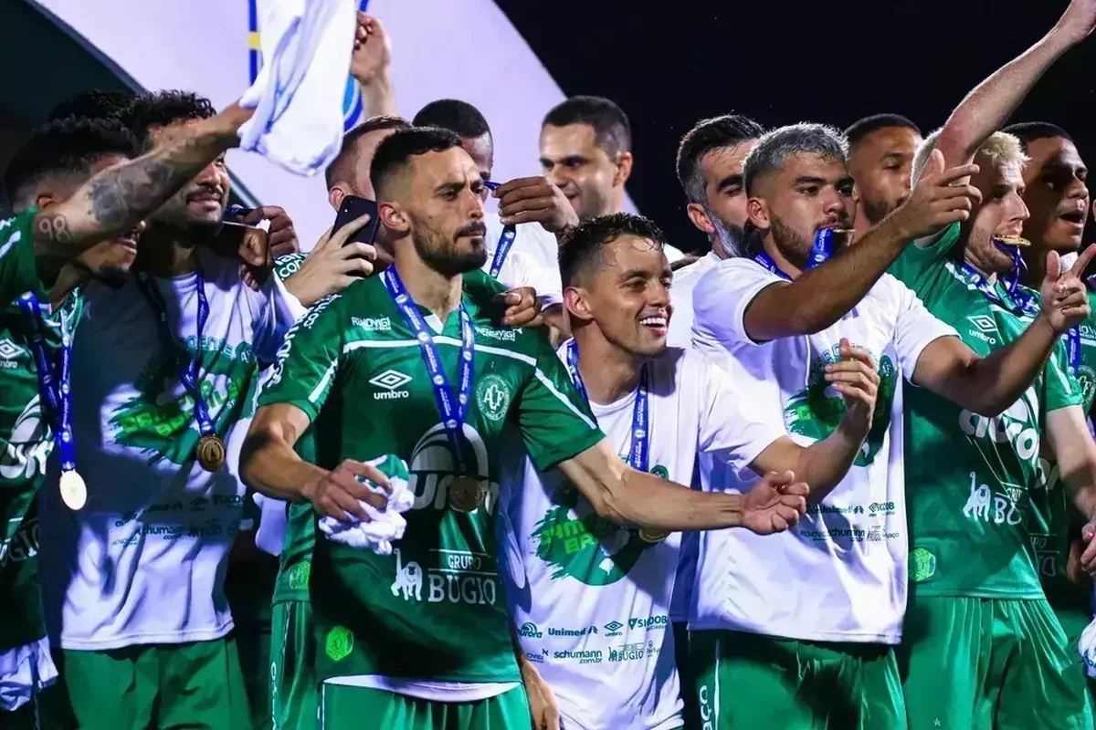 2020 - Chapecoense (40 pontos ao fim do 1 turno) subiu e foi campe