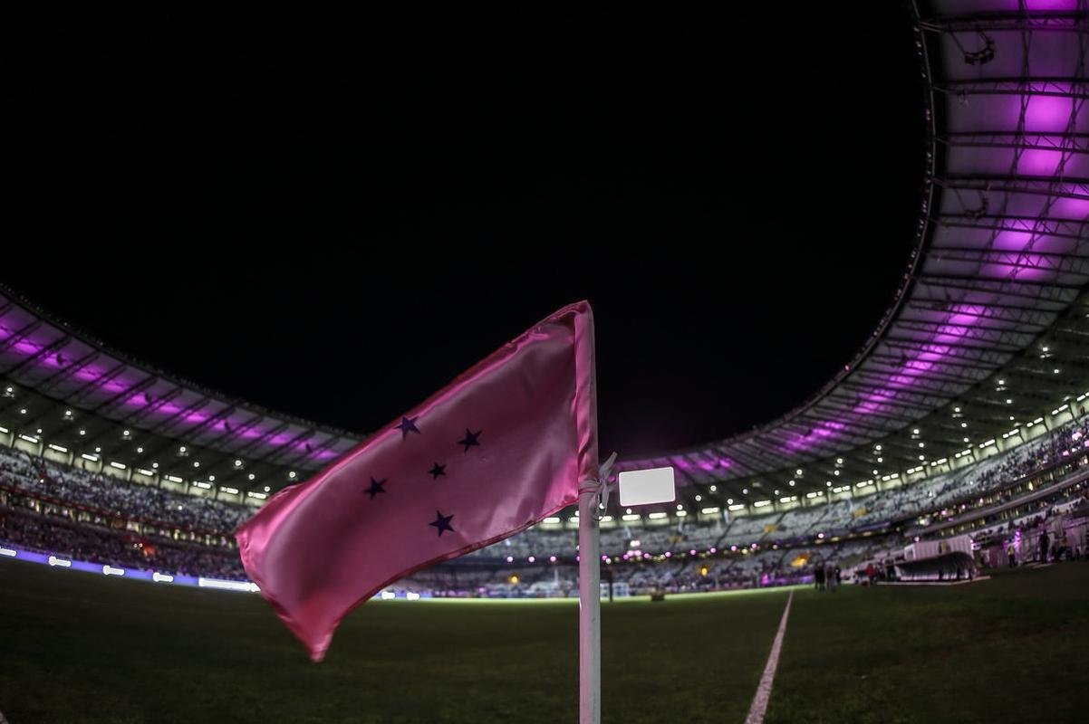 Mineiro teve show de luzes e iluminao especial antes do jogo entre Cruzeiro e Ituano pela Srie B do Campeonato Brasileiro. Estdio aderiu  campanha Outubro Rosa, de conscientizao da sociedade para a preveno do cncer de mama. Houve ainda espetculo com fogos e aes de patrocinadores do clube na esplanada para o torcedor, que festejou com o time o ttulo da Srie B do Brasileiro