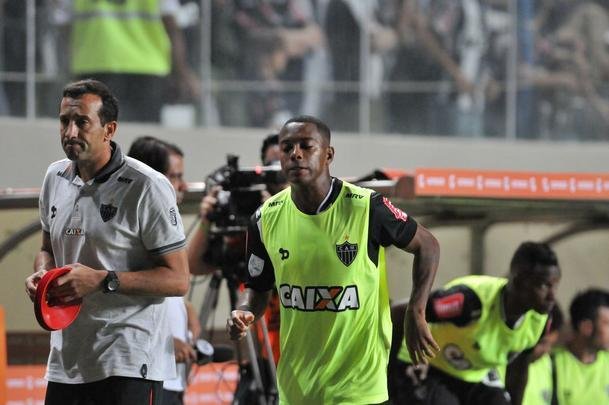 Robinho entrou em campo aos 10 do segundo tempo e teve estreia discreta pelo Atltico