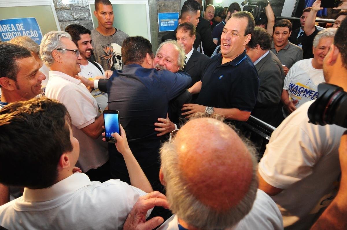 Wagner Pires de S venceu eleio com 235 votos e  o novo presidente do Cruzeiro. Ele comendar o clube no trinio 2018, 2019 e 2020. Srgio Santos Rodrigues, apoiado por Zez Perrella, ficou com 200 votos no pleito.