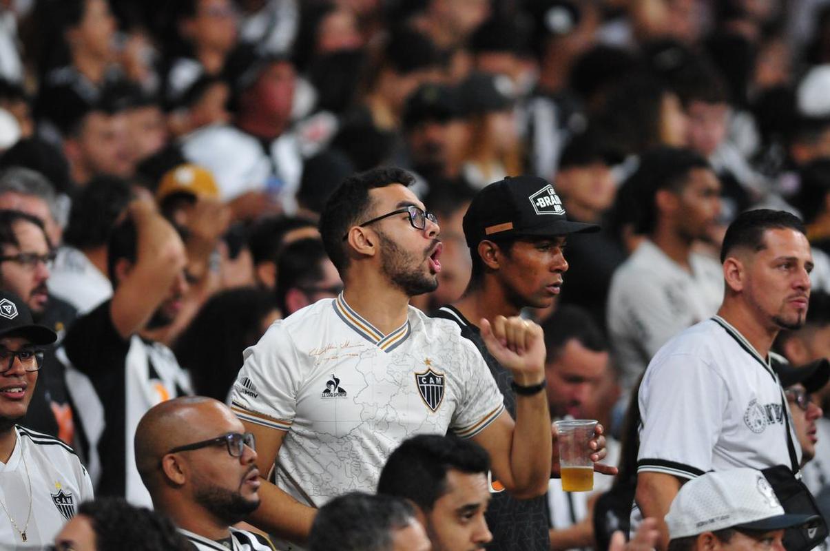 Reaes de Hulk e da torcida do Atltico no jogo com o Libertad