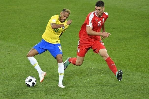 Poucas quedas, assistência e 'ousadia': a atuação de Neymar contra a Sérvia