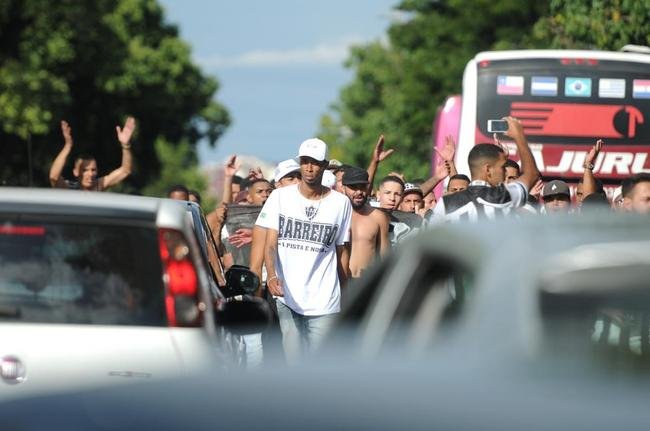 Fotos da chegada da torcida do Atltico ao Mineiro para o clssico contra o Cruzeiro pela nona rodada do Mineiro 