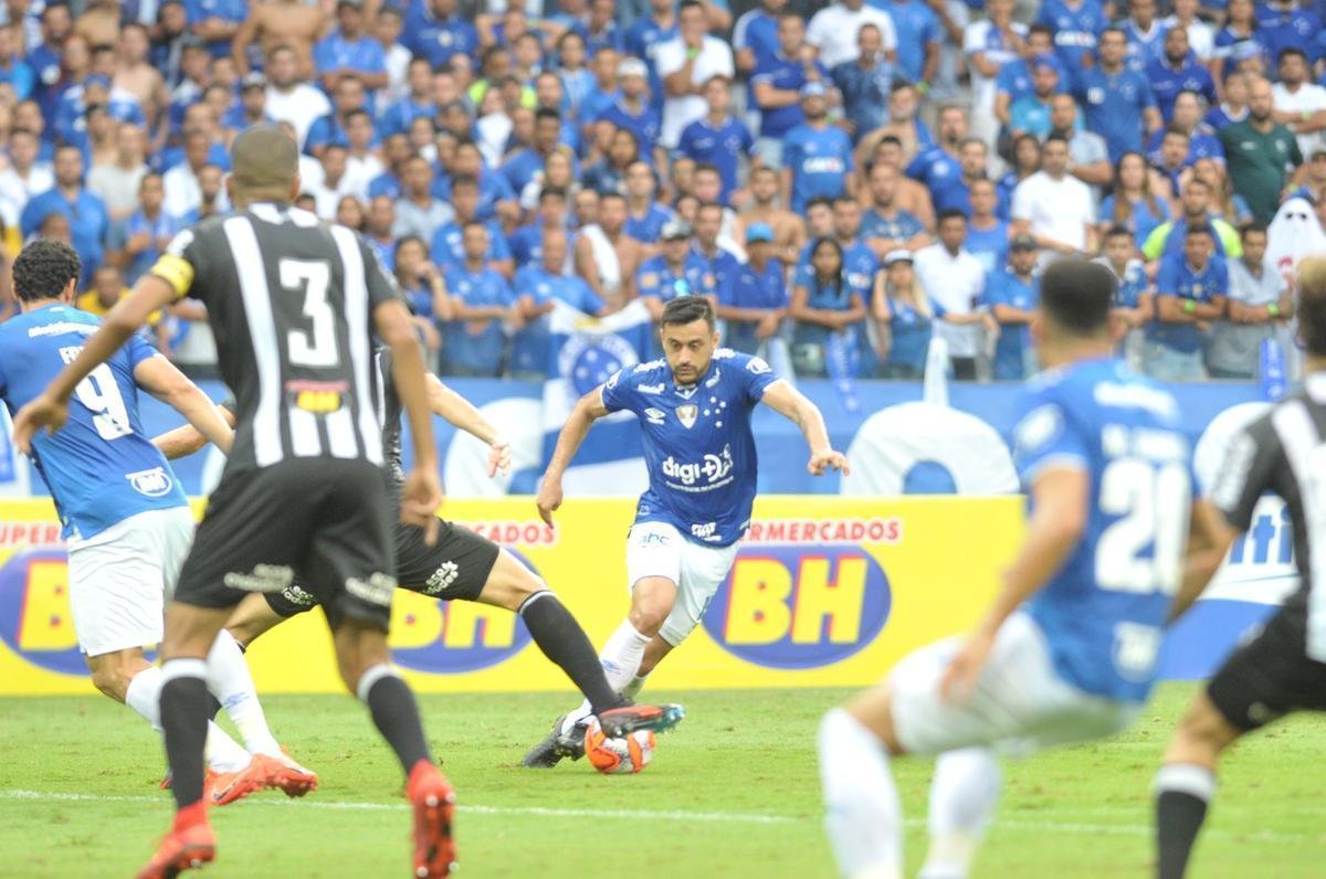 Fotos do primeiro tempo do clssico entre Cruzeiro e Atltico, pela final do Mineiro