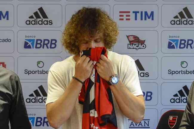 David Luiz beijou a camisa do Flamengo durante apresentao