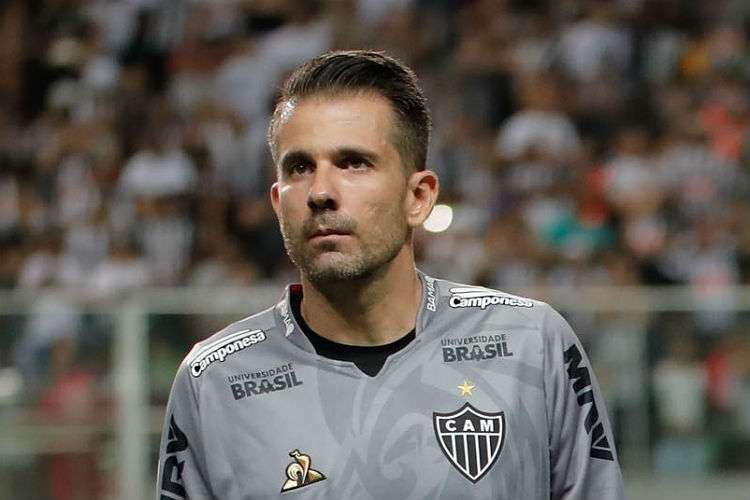 08/12/2019 - Na ltima rodada do Campeonato Brasileiro, o Atltico, que j havia garantido vaga na Copa Sul-Americana no jogo anterior, mandou uma equipe reserva para encarar o Internacional no Beira-Rio. Apesar da derrota por 2 a 1, a partida ficou marcada positivamente pela volta de Victor. O goleiro, que no atuava desde julho em funo de uma tendinite no joelho esquerdo, foi titular no lugar de Cleiton, que o substituiu ao longo do segundo semestre.