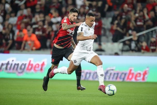 Galo perdeu muitas chances e acabou derrotado pelo xar paranaense