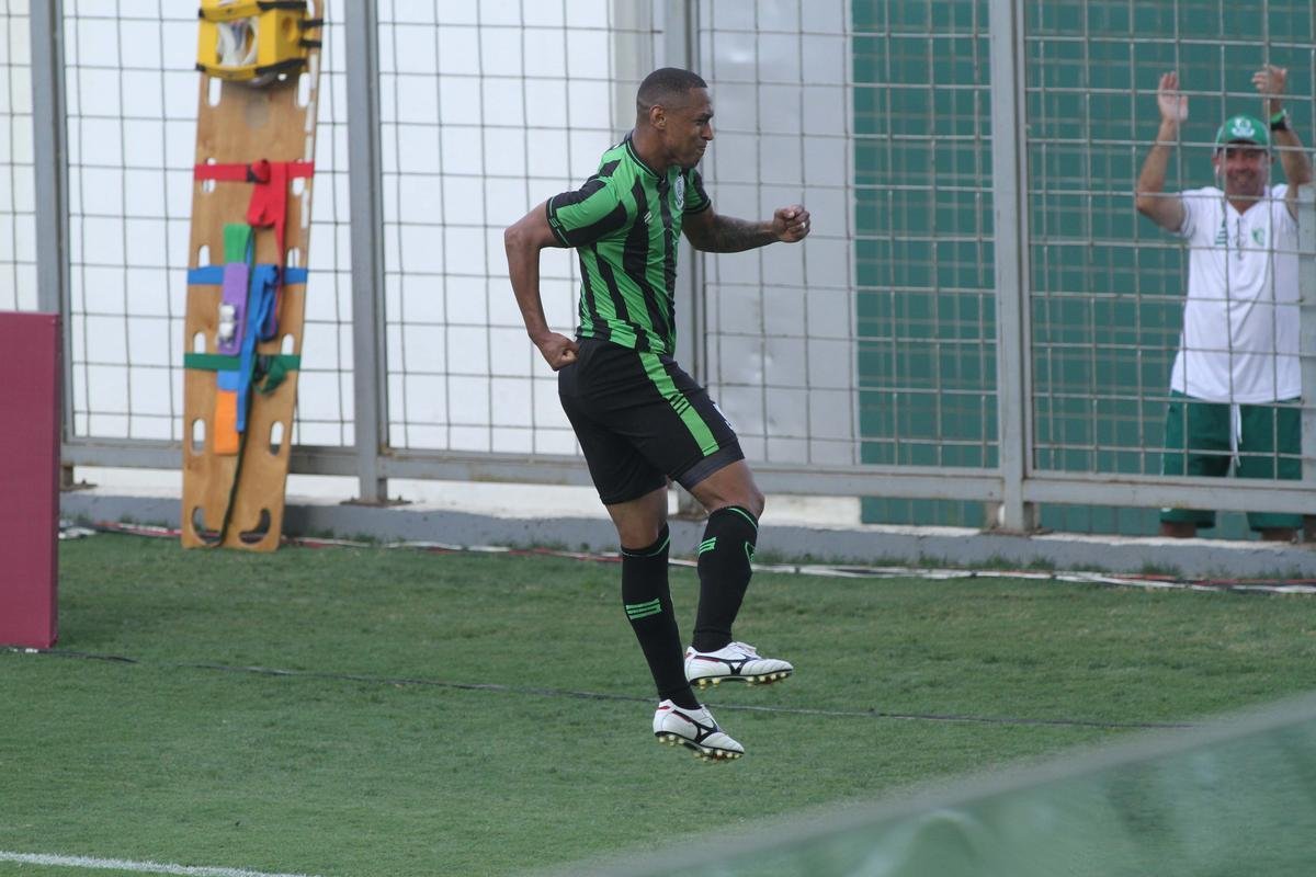 Lances da partida entre Amrica e Tupi. Coelho venceu no Independncia por 5 a 0