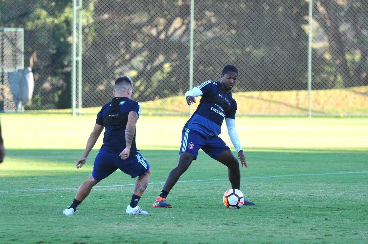 Elenco da Universidad de Chile treinou nesta tera-feira  tarde na Cidade do Galo, em Vespasiano. Time chileno se prepara para enfrentar o Cruzeiro na quinta, s 19h15, no Mineiro, pela Copa Libertadores. Tcnico Angel Guillermo Hoyos ter retornos do zagueiro Jara e do lateral-esquerdo Beausejour