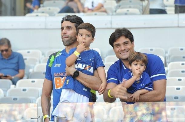 Imagens das torcidas de Cruzeiro e So Paulo no Mineiro