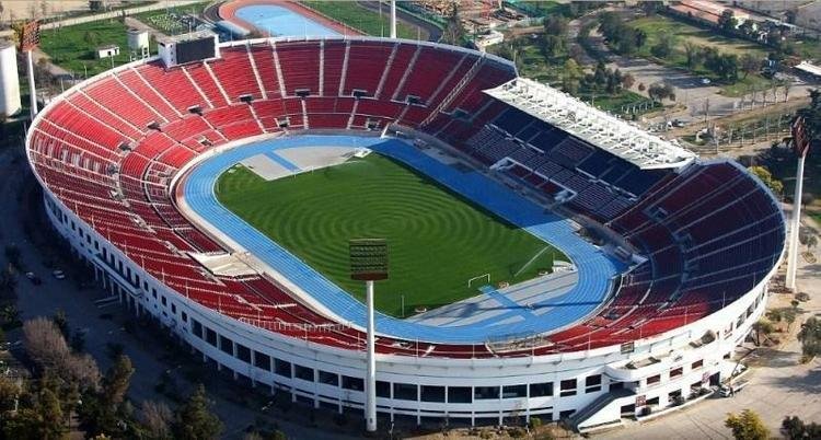 Estádio Nacional, Santiago (Chile) - foi construído em 1938 para comportar 70 mil torcedores. Em 1962, com a realização da Copa do Mundo no Chile, passou por uma ampliação para receber 80 mil pessoas. Na década de 1970, funcionou também como centro de detenção do regime ditatorial do general Augusto Pinochet. Em 1976, recebeu o terceiro jogo da final da Copa Libertadores entre Cruzeiro e River Plate. O ponta-esquerda Joãozinho marcou um gol de falta surpreendente e garantiu a vitória celeste por 3 a 2. Ali surgiu o conhecido apelido 'La Bestia Negra'. Remodelado em 2010, o estádio recebeu cadeiras em todos os setores e teve a capacidade reduzida para 48.745 espectadores. É a casa da Universidad de Chile e da Seleção Chilena.