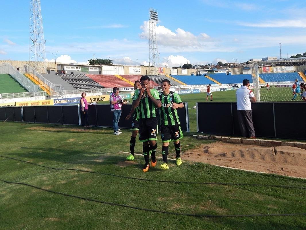 Fotos do jogo entre Boa e Amrica, no Estdio Dilzon Melo (Varginha-MG), pela 32 rodada da Srie B
