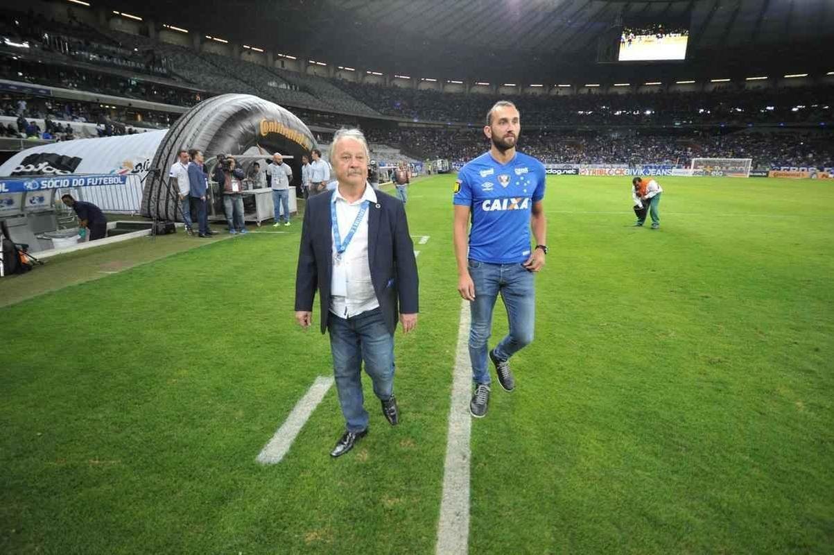 Atacante Barcos, novo reforo do Cruzeiro, foi ao Mineiro, assistiu  partida contra o Atltico-PR pela Copa do Brasil e foi apresentado  torcida pelo presidente Wagner Pires de S