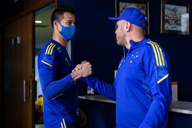 Mozart teve primeiro contato com jogadores do Cruzeiro nesta sexta-feira (11/06), na Toca da Raposa II