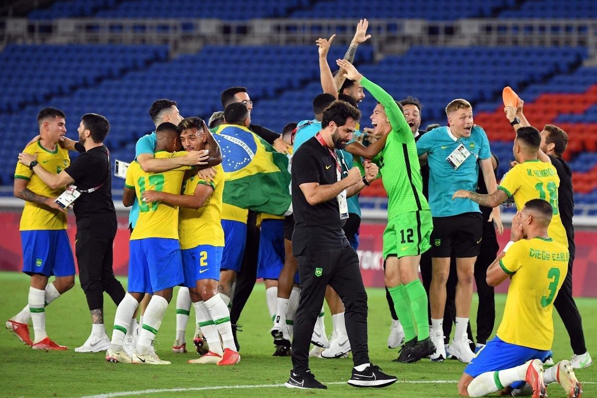 Fotos da festa dos jogadores brasileiros com a conquista da medalha de ouro em Tquio no futebol. Seleo  bicampe olmpica e de forma consecutiva