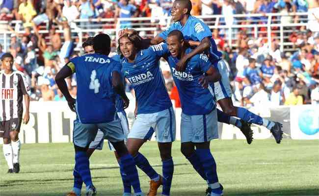 Jogadores do Cruzeiro comemoram gol de Marcelo Moreno em vitria sobre o Atltico por 5 a 0