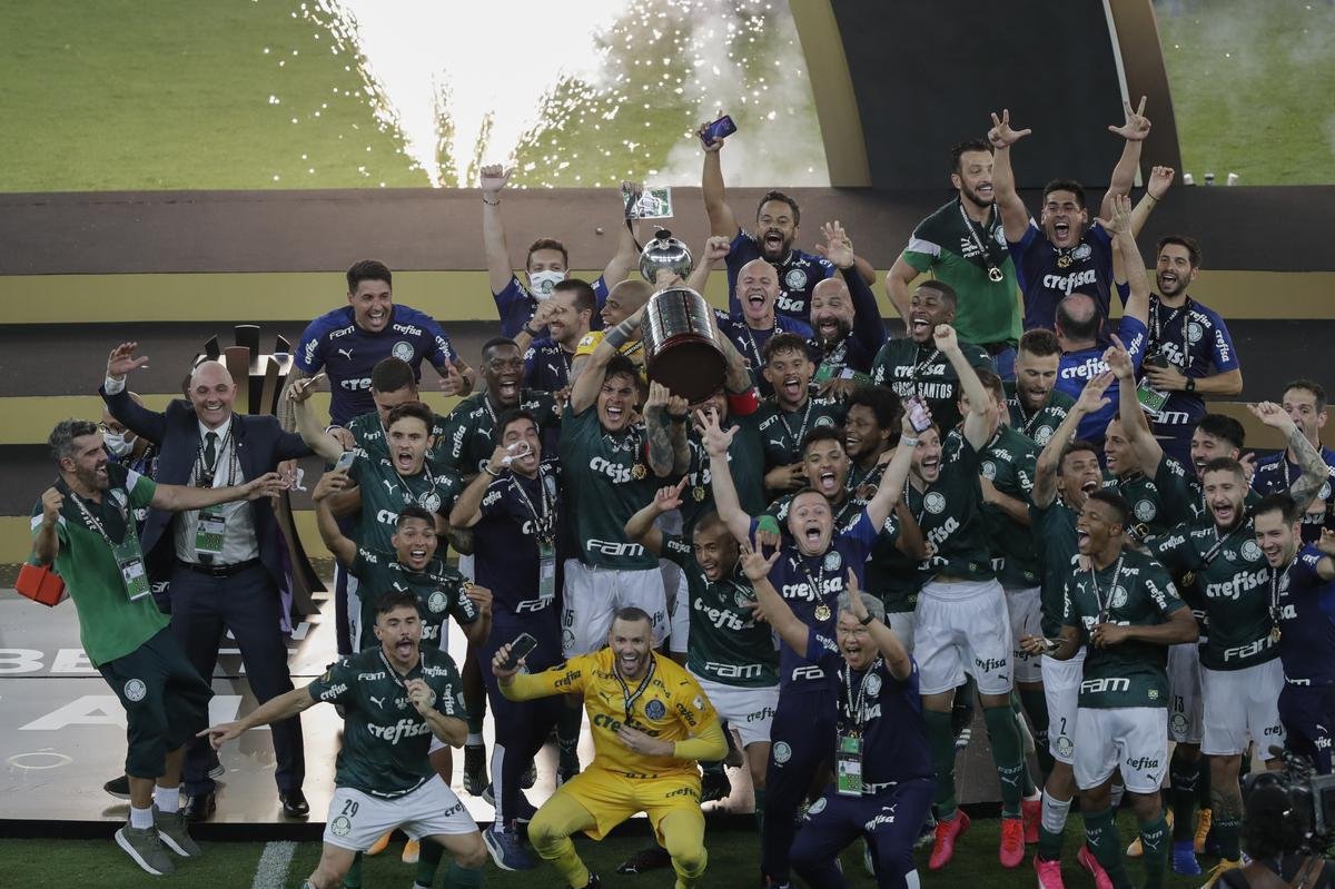 Festa do Palmeiras no Maracanã com a conquista do bicampeonato da Copa Libertadores sobre o Santos. Verdão venceu a decisão por 1 a 0 com gol do atacante Breno Lopes aos 53 do segundo tempo (AFP / Mauro Pimentel / Ricardo Moraes / Silvia Izquierdo)