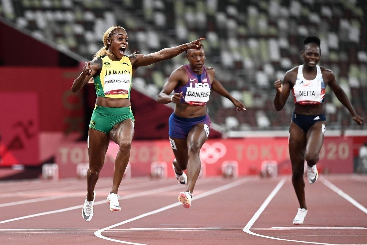 Fotos espetaculares da vitria da jamaicana Elaine Thompson-Herah nos 100m rasos dos Jogos Olmpicos de Tquio com o tempo de 10s61. A velocista quebrou o recorde olmpico e comandou o pdio jamaicano ao lado de Ann Fraser-Pryce, prata, e Shericka Jackson, bronze.