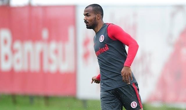 Thales (Internacional) - 25 anos - Sem jogos no Campeonato Brasileiro -  reserva do Internacional e jogou pouco por causa da frequncia e boas atuaes dos titulares.