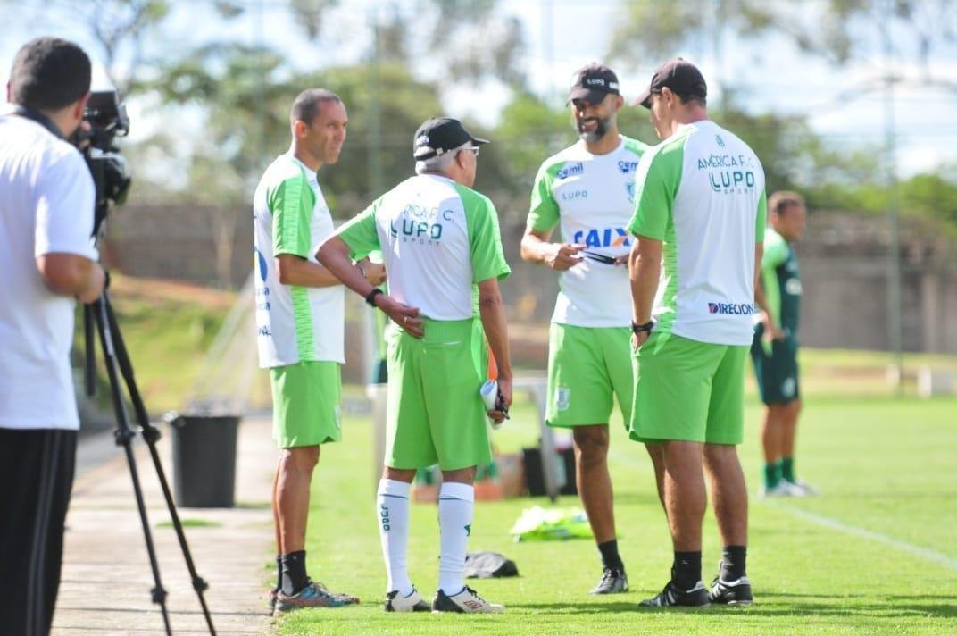 Tcnico acompanhou treinamento regenerativo do elenco nesta segunda-feira