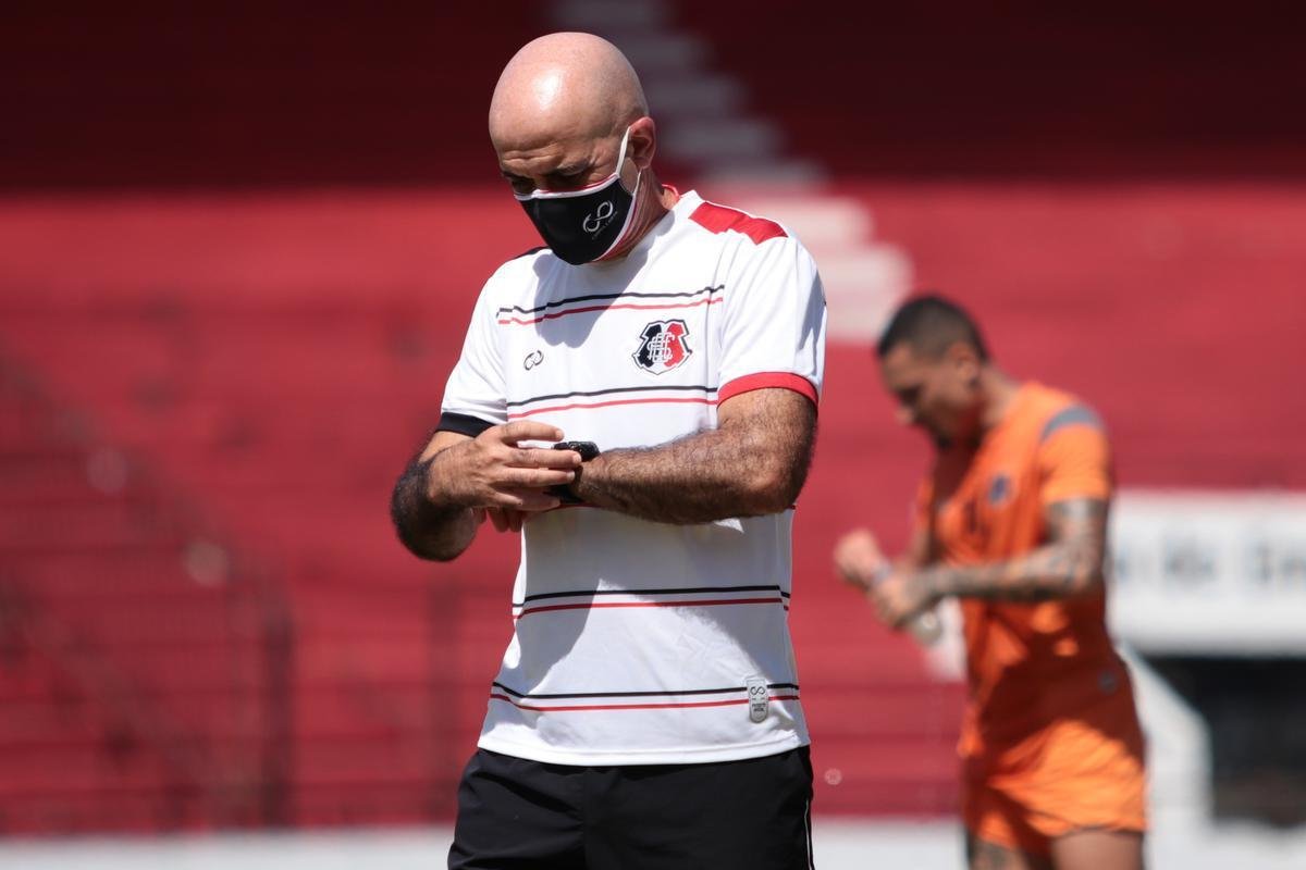 Jogadores do Santa Cruz treinaram no estádio do Arruda, já apresentando trabalhos com bola no gramado, sob a supervisão do técnico Itamar Schülle. Todos os atletas e os membros da comissão técnica seguem submetidos às medidas de afastamento social.