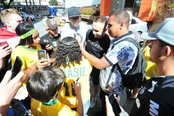 Depois de derrotar a Argentina por 2 a 0 no Mineiro e garantir vaga na final da Copa Amrica, jogadores da Seleo Brasileira ganharam folga em Belo Horizonte e foram tietados por torcedores na porta do hotel Ouro Minas. 