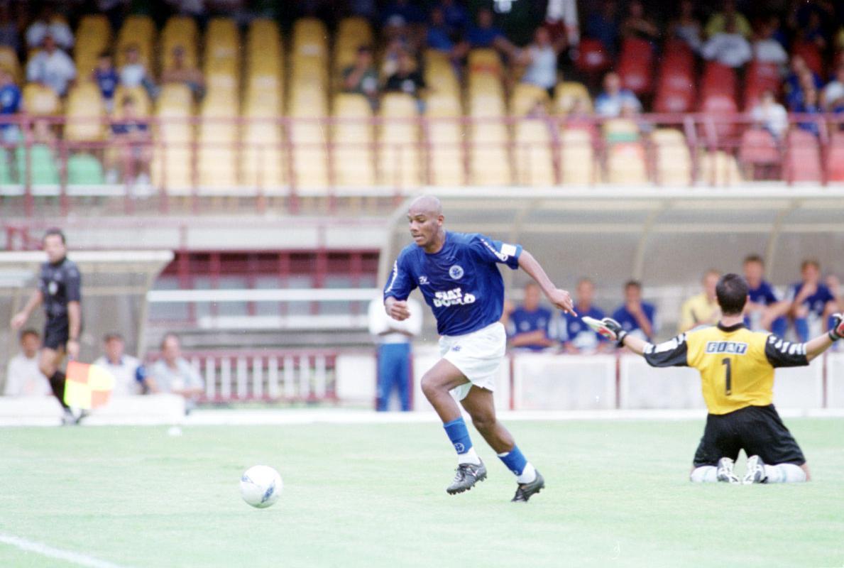 Maicon defendeu o Cruzeiro entre 2000 e 2004 e foi multicampeo: Copa Sul-Minas: 2001, 2002; Campeonato Mineiro: 2002, 2003, 2004; Copa do Brasil: 2003 e Campeonato Brasileiro: 2003