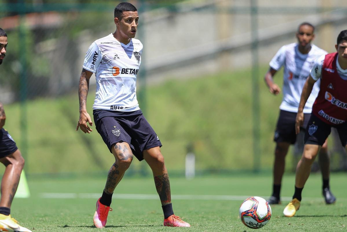 Treino do Atlético em campo. Jogadores fizeram atividade pela manhã no gramado. No período da tarde, trabalho foi na academia