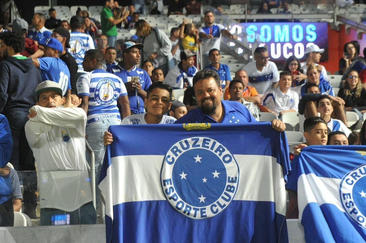 Imagens das torcidas de Cruzeiro e Corinthians no Mineiro