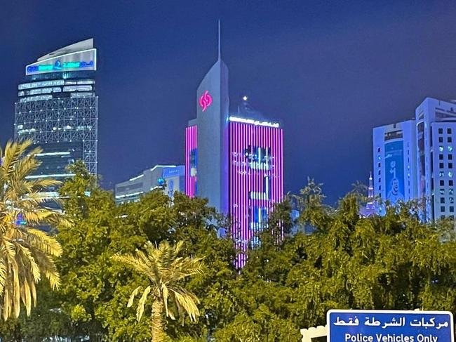 Prdios iluminados de Doka, no Catar, fazem homenagens a Pel, que se recupera de uma infeco respiratria e faz tratamento contra um cncer em So Paulo