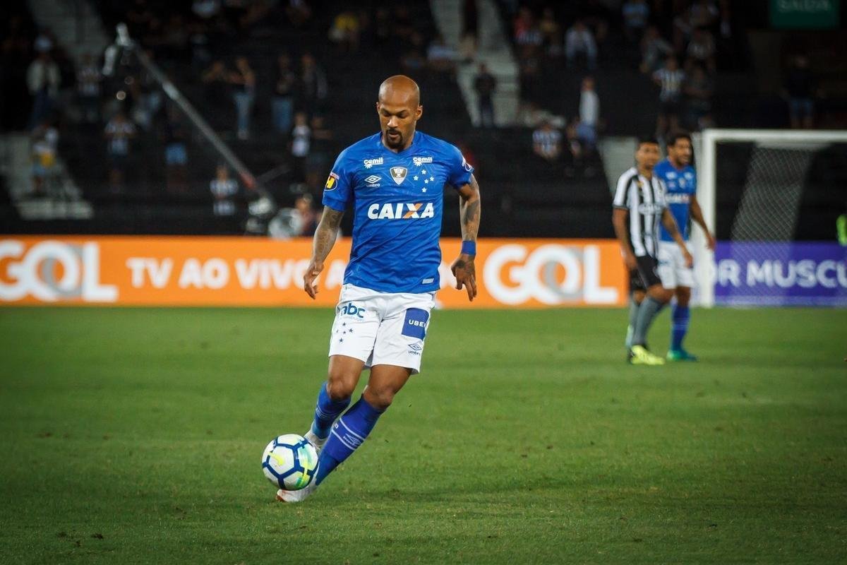 Imagens do jogo entre Botafogo e Cruzeiro, no Estdio Nilton Santos, no Rio de Janeiro