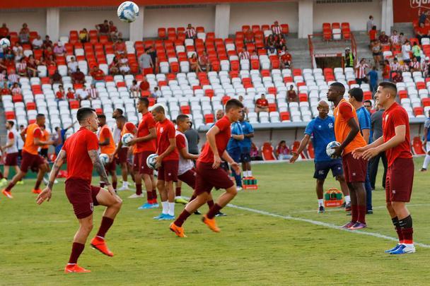 Aquecimento das equipes aconteceu no gramado dos Aflitos, que não teve um bom público para a partida