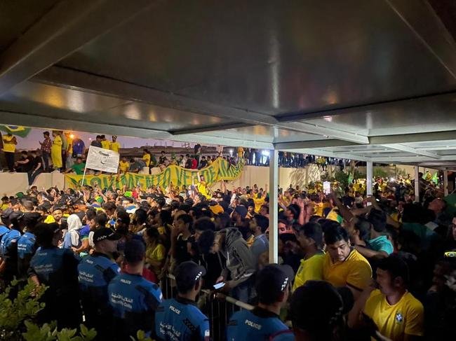 Seleção Brasileira chegou ao hotel The Westin Doha Hotel & Spa, no Centro de Doha, capital do Catar, e teve recepção calorosa de torcedores do Brasil e de outros países. Muitos curiosos apareceram para tentar ver os craques que vão buscar o hexa na Copa do Mundo