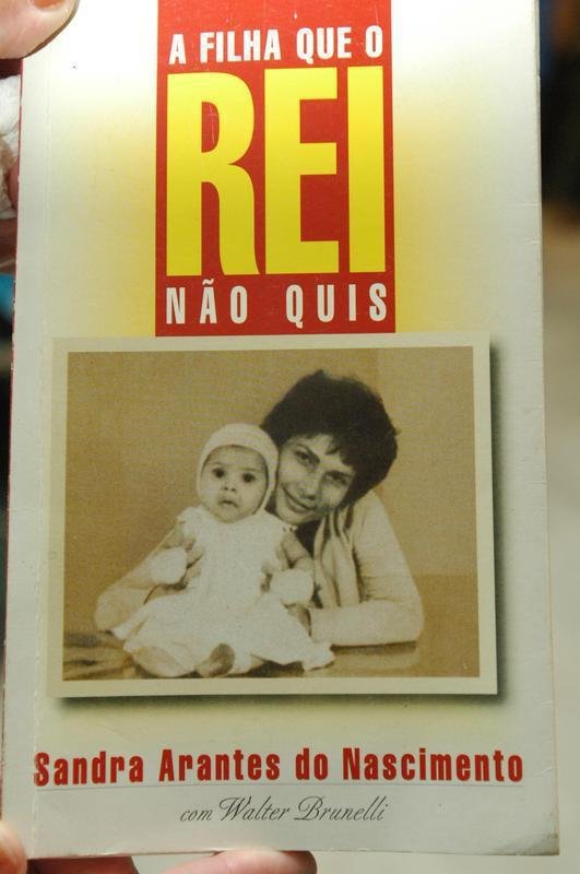 Devido  rejeio de Pel, Sandra Regina Arantes do Nascimento publicou este livro, no qual conta sua histria. Ela foi reconhecida como filha em 1991, mas nunca teve convivncia com o pai.
