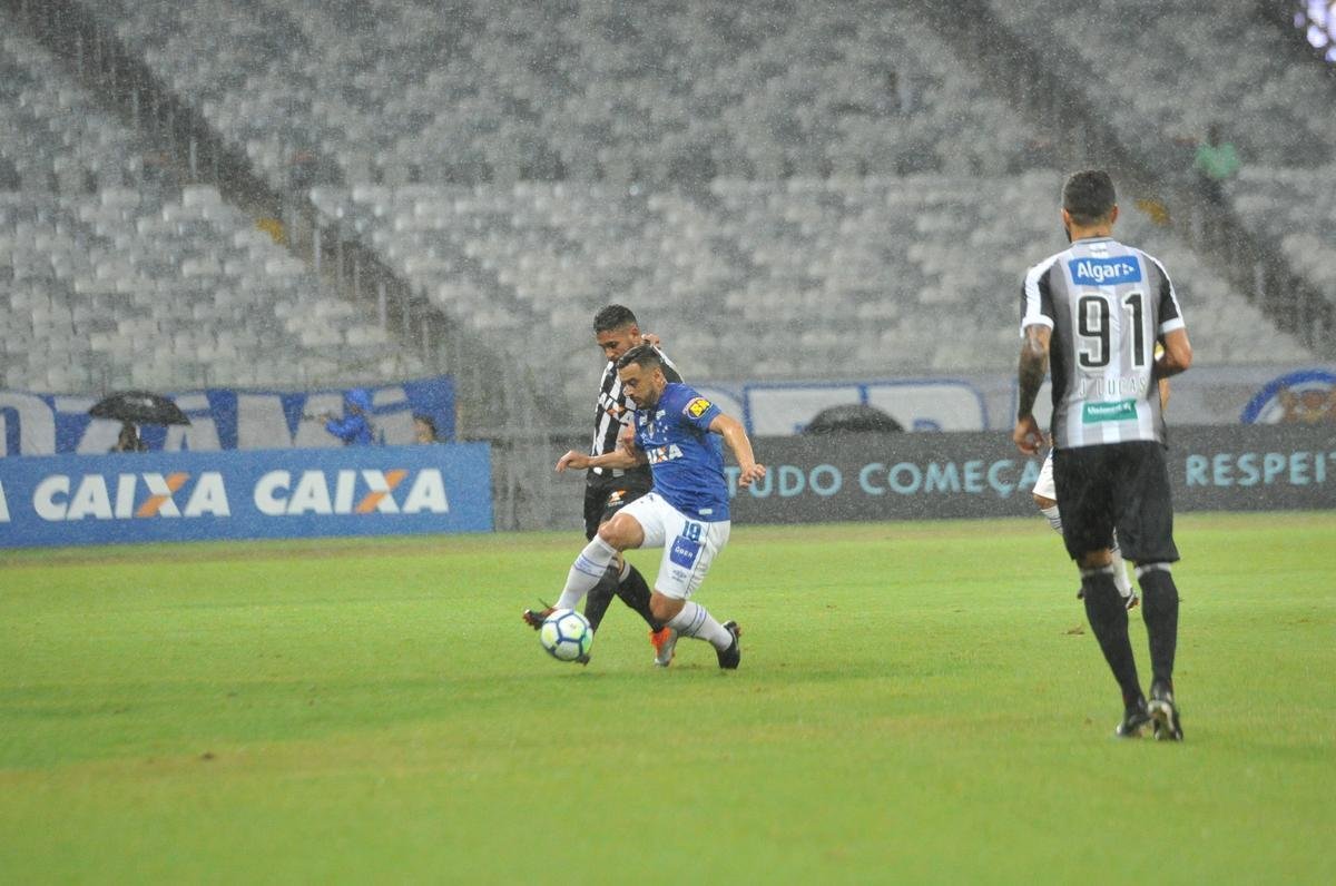 Fotos de Cruzeiro x Cear, no Mineiro, em jogo atrasado da 27 rodada do Brasileiro