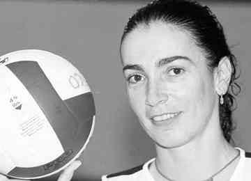 Isabel fez história pelas quadras e pela praia no vôlei mundial; clubes prestam homenagens à ex-jogadora, que morreu nesta quarta-feira (16/11)
