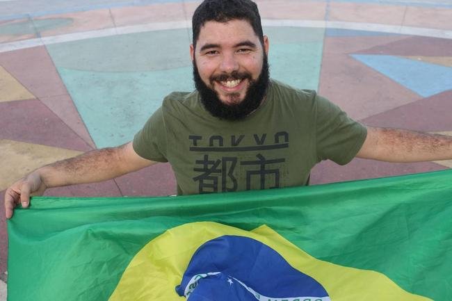 Os jogos da Copa do Mundo concentram em si os olhares de todos os pa�ses do mundo e criam um ambiente de di�logo entre as mais espa�adas gera��es. Dona Wanda, com 85 anos. Bruno Vin�cius, com 29 anos, e Arthur Mour�o, com sete anos.