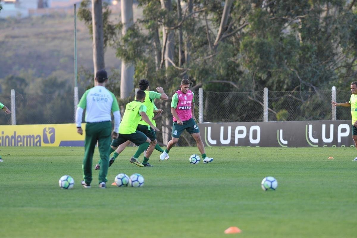 Depois de reunio com elenco e diretoria, Adilson Batista observou treino comandado por Drubscky no Amrica