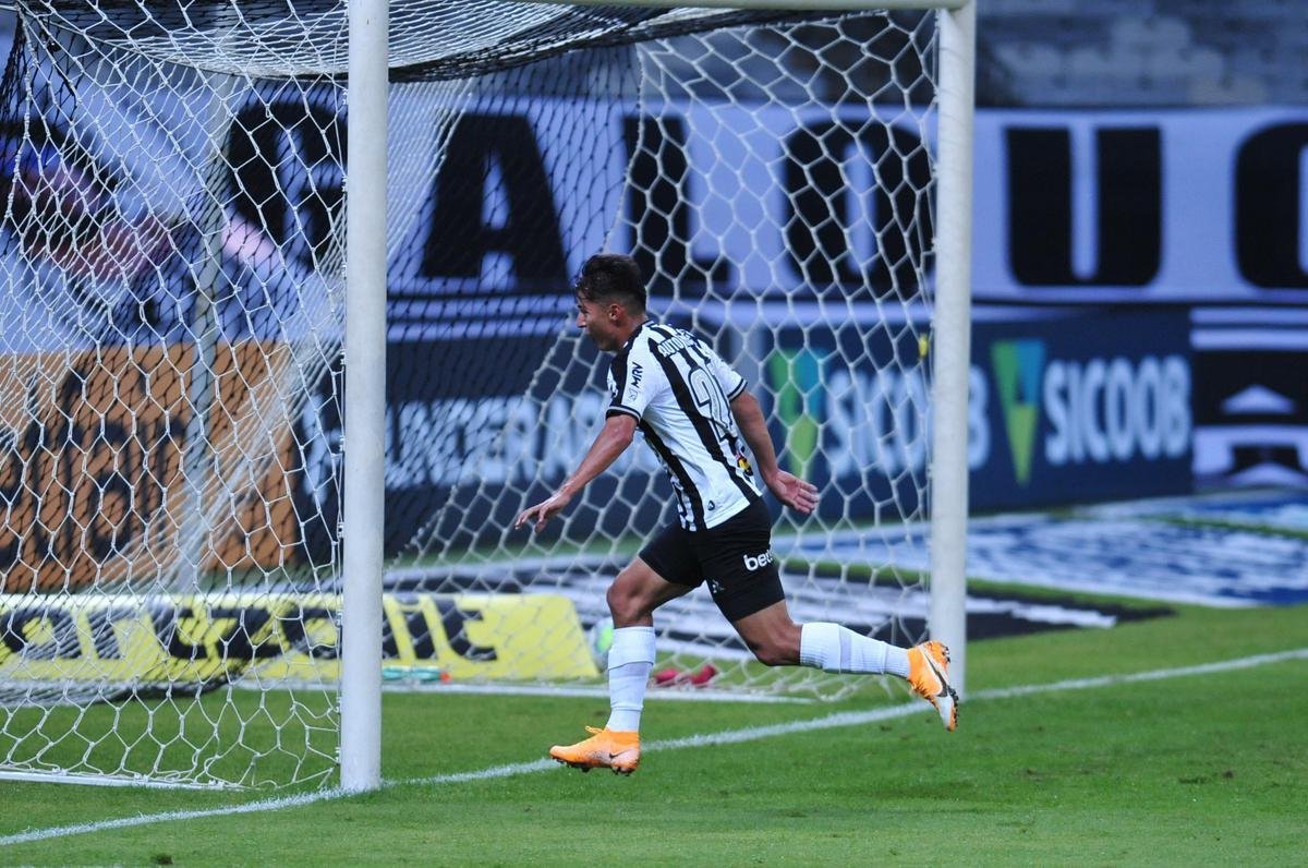 Alan Franco marcou os dois gols do Atltico no primeiro tempo: 2 a 0