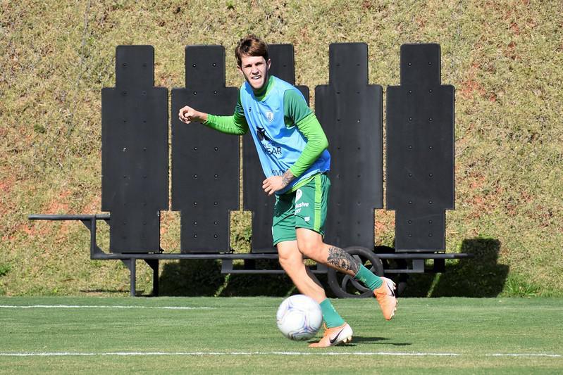 Jogadores trabalham com bola no Lanna Drumond