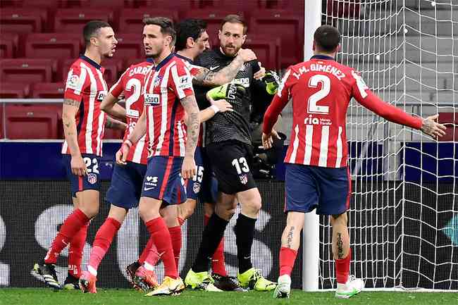 Oblak  festejado pelos companheiros aps defender o pnalti cobrado por Joselu