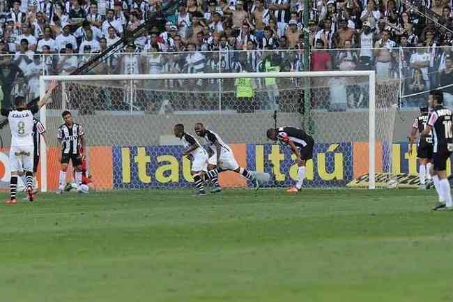 Malcom comemora o primeiro gol do Corinthians: Galo lutou muito e encarou lder, mas no sustentou o ritmo