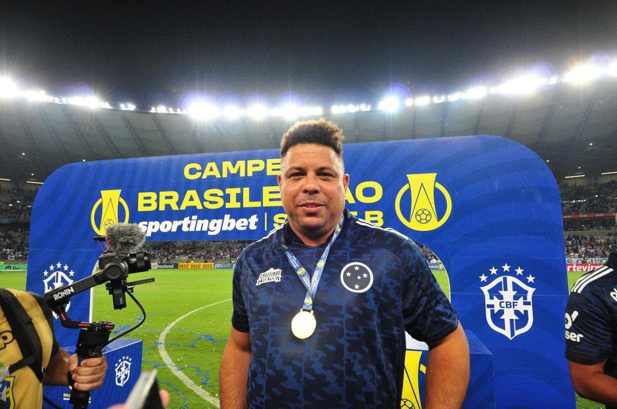 Cruzeiro levanta a taa da Srie B e faz festa no Mineiro