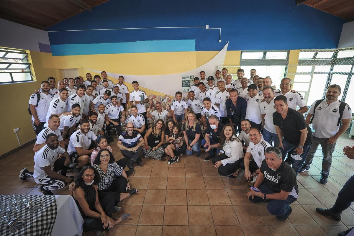 Jogadores do Atltico visitam Ncleo Assistencial Caminhos para Jesus